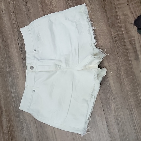 White shorts - Picture 3 of 4